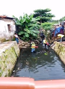 Community members clearing waster from drainages in CKG settlement in Freetown Sierra Leone